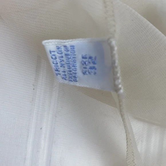 Vintage Vanity Fair lace and nylon nightie with sleeveless matching robe… - Picture 12 of 14